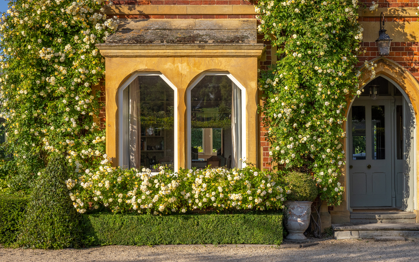 how to use front of house in a sentence